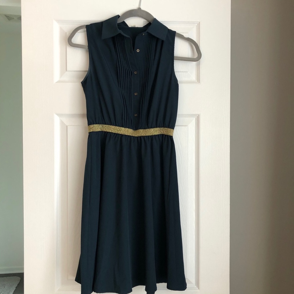 Ya Los Angeles Sleeveless Collar Pleated Front Dress Small